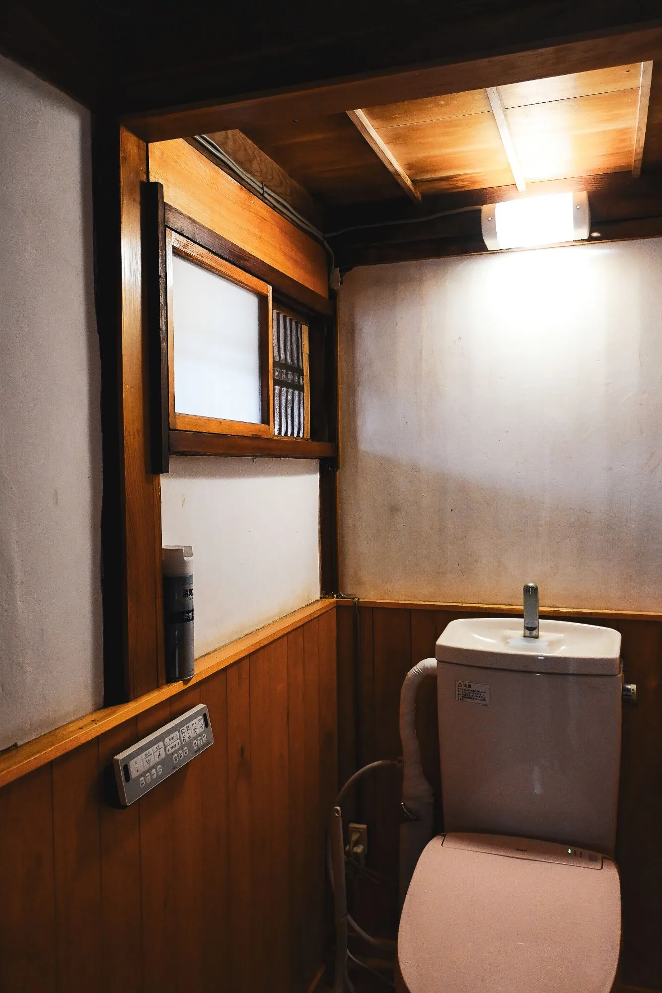 木の腰板に囲まれた温水洗浄便座のトイレ