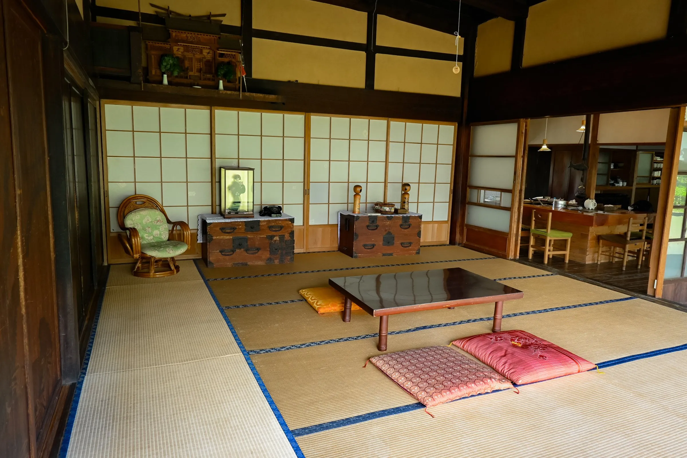 座卓を置いた畳の座敷